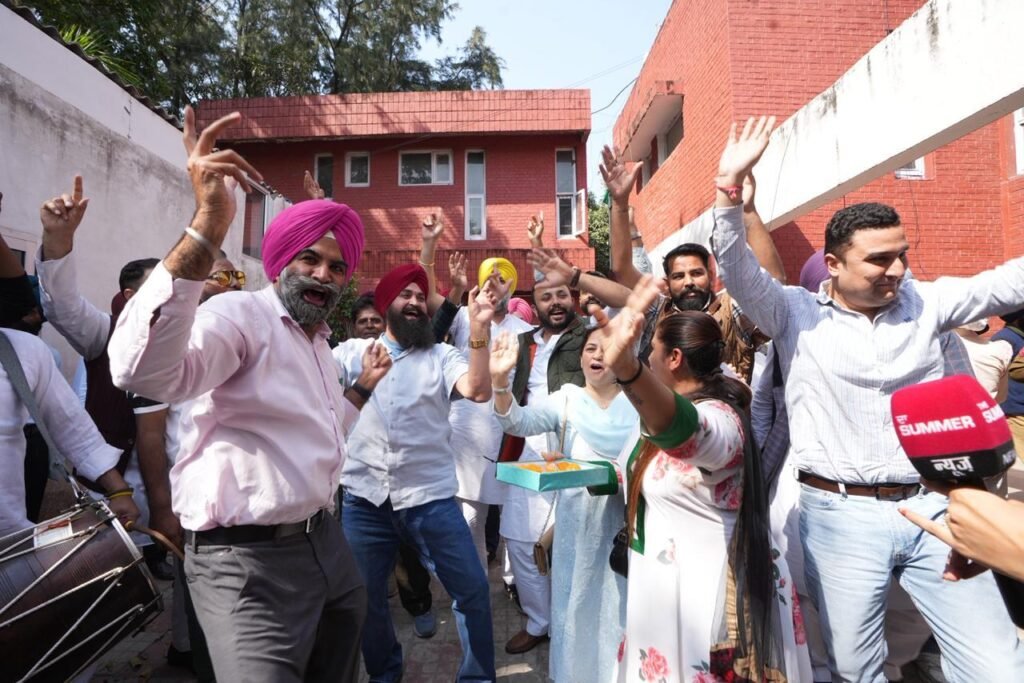 आप पंजाब ने अरविंद केजरीवाल और आप नेताओं के हक में अदालत के फैसले का चंडीगढ़ में मनाया जश्न 5db6813f ddfe 4605 a20e e0ba20f2b29d - Hindi News Express