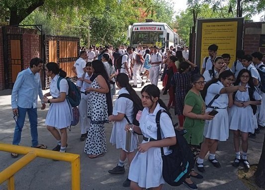 आपके बच्चे के स्कूल में बम है, दिल्ली-एनसीआर में मचा हड़कंप Bomb in School - Hindi News Express