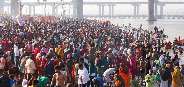 गंगा मइया की कृपा से न थकान है ना ही कष्ट, महाकुंभ में उमडा़ श्रद्धालुओं का जनसैलाब Crowd of devotees in Mahakumbh - Hindi News Express
