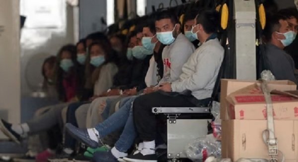 भारतीयों को हथकड़ी-जंजीर में वापस भेजने पर सियासत गरमाई एस जय़शंकर Indians deported from America - Hindi News Express