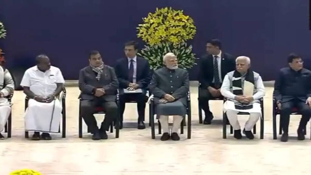प्रधानमंत्री मोदी ने किया भारत मोबिलिटी ग्लोबल एक्सपो 2025 का उद्घाटन pm modi at auto expo - Hindi News Express