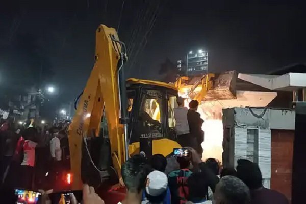 बांग्लादेश में फिर हालात खराब, शेख हसीना के चचेरे भाइयों के घर बुल्डोजरों से ध्वस्त violence in bangladesh - Hindi News Express