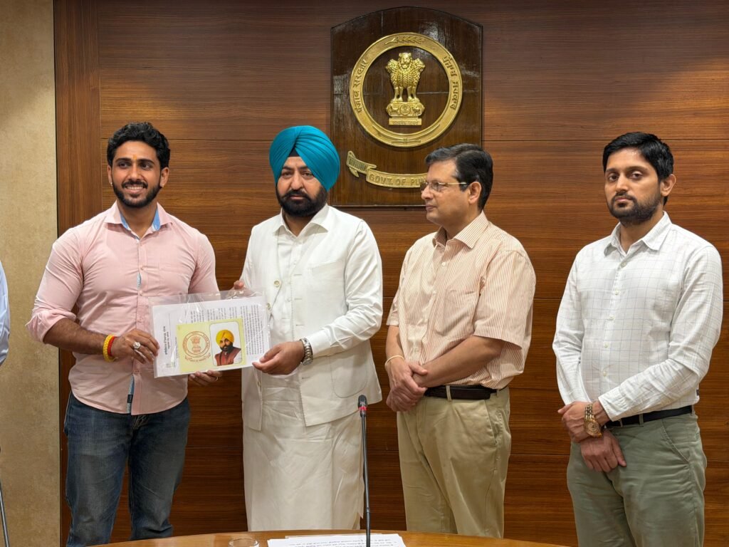 राजस्व मंत्री हरदीप सिंह मुंडियां ने 33 पटवारियों को नियुक्ति पत्र सौंपे नियुक्ति पत्र सौंपे