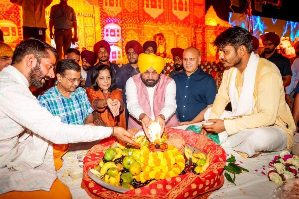 अरविंद केजरीवाल अमृतसर में माता सीता और लव-कुश को समर्पित भव्य मंदिर बनाने की घोषणा करते हुए।