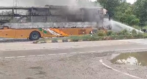 पठानकोट-जालंधर हाईवे पर भीषण सड़क हादसा, तेज रफ्तार प्राइवेट बस की चपेट में आए 6 लोग; 2 की मौत, 4 घायल 1 7 - Hindi News Express