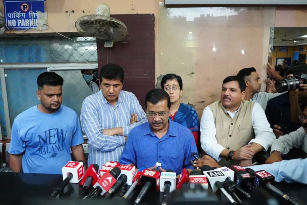 मोदी सरकार की बर्बरता के शिकार छात्रों की मदद के लिए केजरीवाल ने दिनभर अस्पताल cd09d75a 61c6 4d7b b469 9c4f531a9557 - Hindi News Express