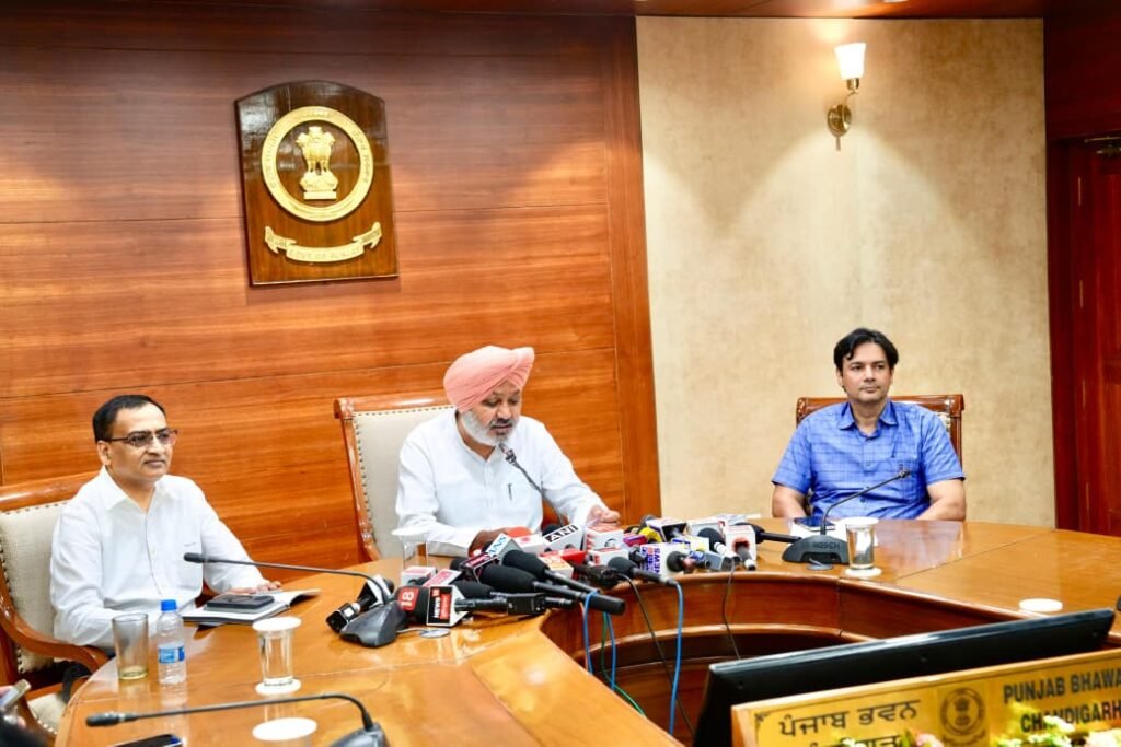प्रेस सम्मेलन को संबोधित करते हुए परिवहन मंत्री हरपाल सिंह चीमा