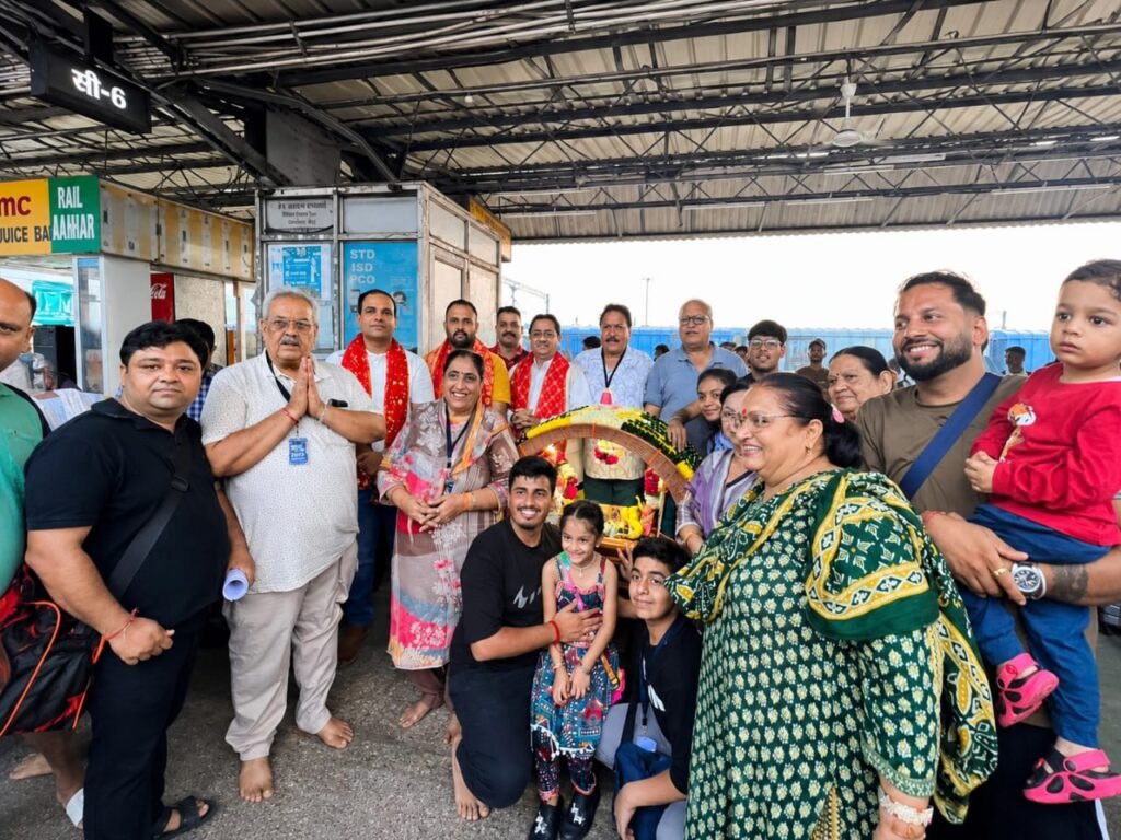 साईं भक्ति और श्रद्धा का संदेश लेकर शिरडी रवाना हुई साईं सेवा मिलन संघ की 15वीं वार्षिक यात्रा 2e374cdb e711 4cea 8339 ff5be24c14cc - Hindi News Express