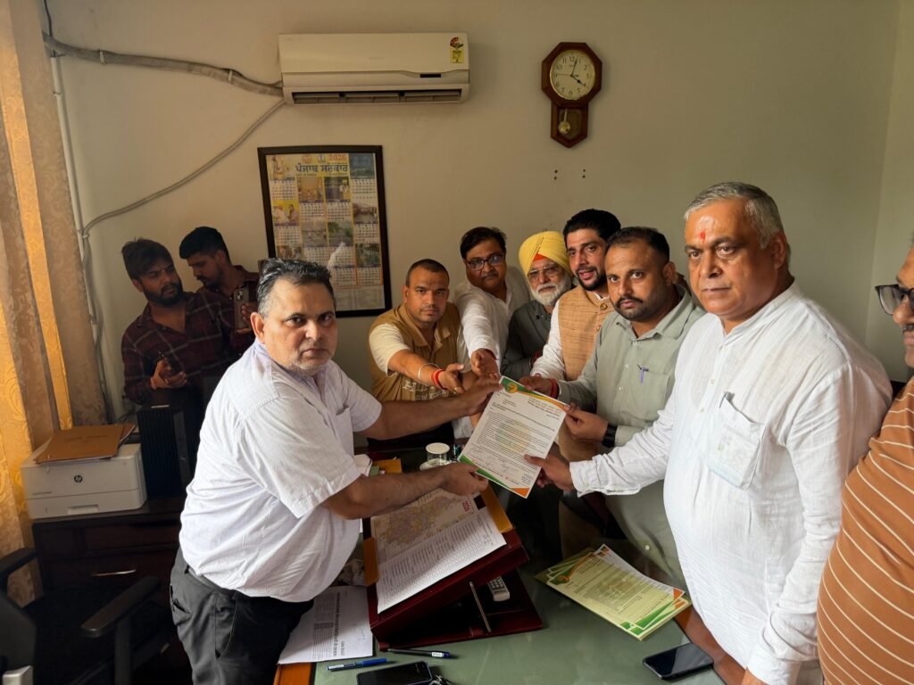 भाजपा नेताओं ने जालंधर में 700 पेटी अवैध शराब की बरामदगी पर ढीली कार्रवाई पर एक्साइज कमिश्नर को दिया मांगपत्र 5d9f149c e7c2 4245 a84b af1ed3a5aae2 - Hindi News Express