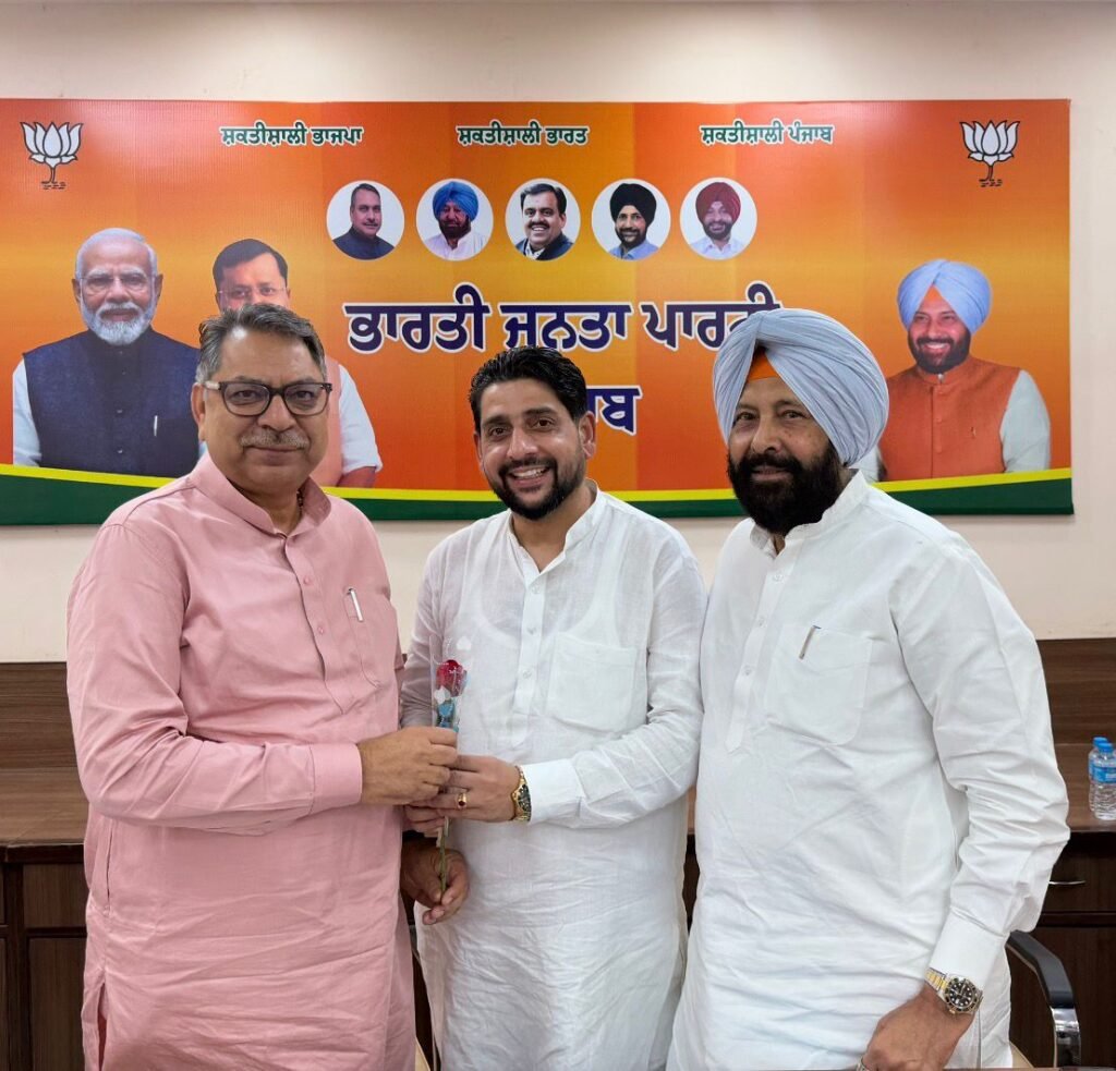भाजपा अनुसूचित जाति मोर्चा के प्रदेश अध्यक्ष शीतल अंगुराल ने भाजपा पंजाब प्रभारी सतीश पूनिया व प्रदेश अध्यक्ष केवल सिंह ढिल्लों से की शिष्टाचार भेंट 63d57ceb bf7a 4502 abf9 79bb21165df3 - Hindi News Express