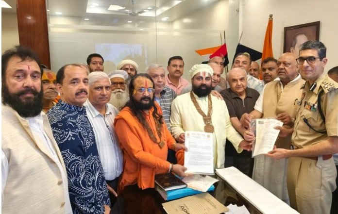 श्री देवी तालाब मंदिर पत्थरबाजी मामला: 18 लोगों पर हत्या के प्रयास का केस दर्ज, आरोपियों की गिरफ्तारी के लिए छापेमारी तेज Untitled 2 - Hindi News Express