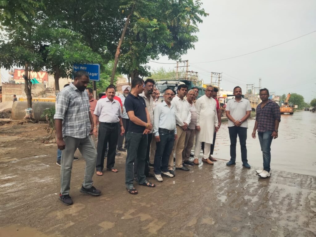 लम्मां पिंड चौक से जंडू सिंघा रोड के बदहाल हालातों को लेकर भाजपा का रोष प्रदर्शन f9fca62b 637e 4b30 a155 c08fa1abb66e - Hindi News Express