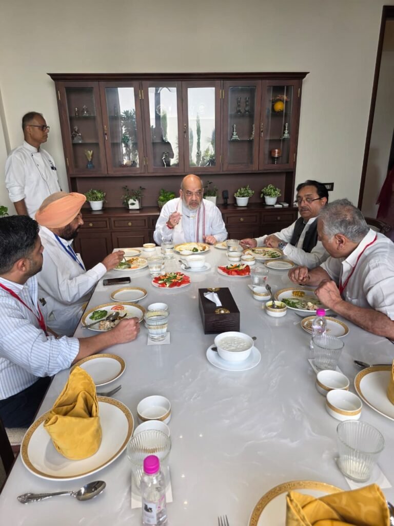 अमित शाह ने राकेश राठौर के निवास पर किया आत्मीय संवाद 518c7f50 1a04 4ebf 9dcc f8cb2d4ae273 - Hindi News Express