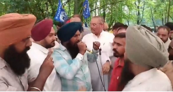 बाबा साहेब डा. बी.आर अंबेडकर की प्रतिमा से छेड़छाड़ के विरोध में प्रदर्शन के दौरान भाजपा-बसपा कार्यकर्ता भिड़े, विजय सांपला घायल Untitled 11 - Hindi News Express
